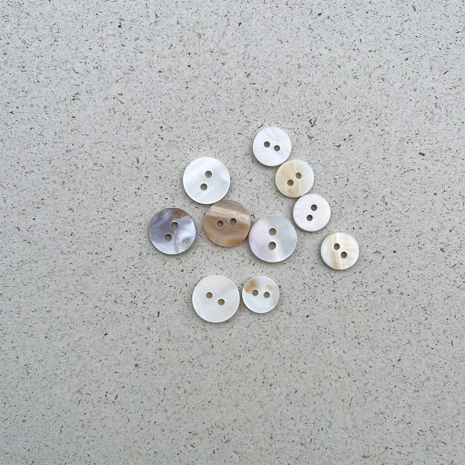 SCHIMMERNDE PERLMUTTKNÖPFE Set 5x