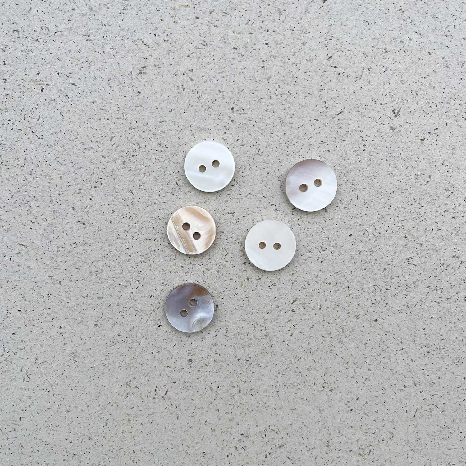 SCHIMMERNDE PERLMUTTKNÖPFE Set 5x